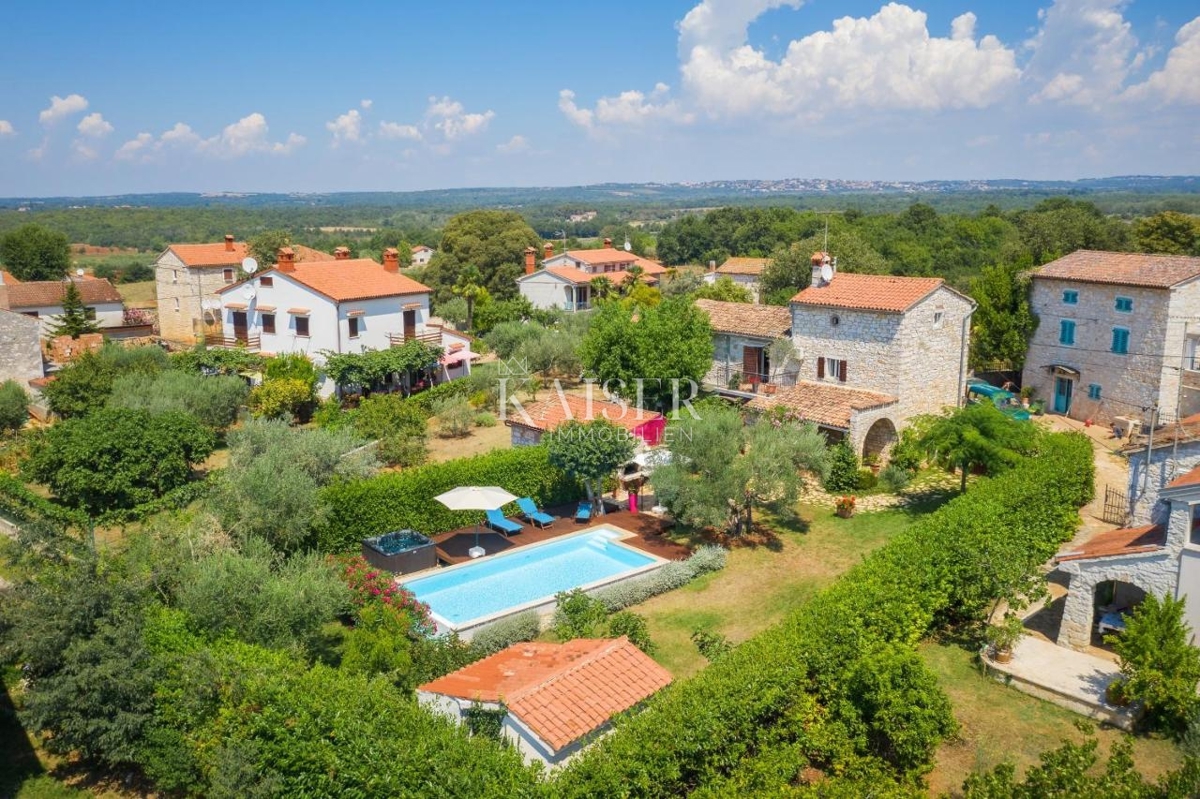 Istra - Nova Vas, kamnita hiša z bazenom, pogled na morje