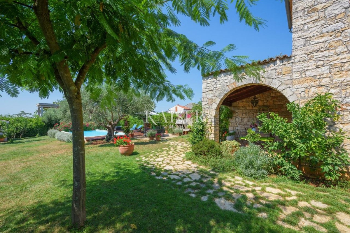 Istra - Nova Vas, kamnita hiša z bazenom, pogled na morje
