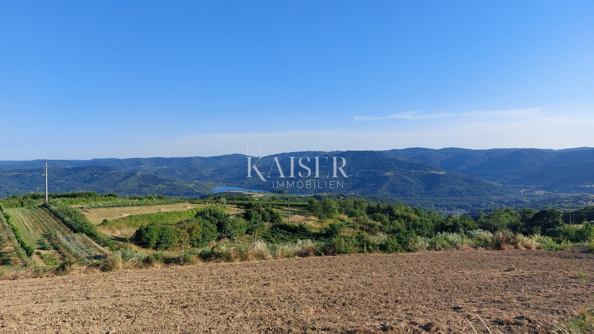 Istra, območje Buzeta - kmetijsko zemljišče 2,4 ha, možnost gradnje