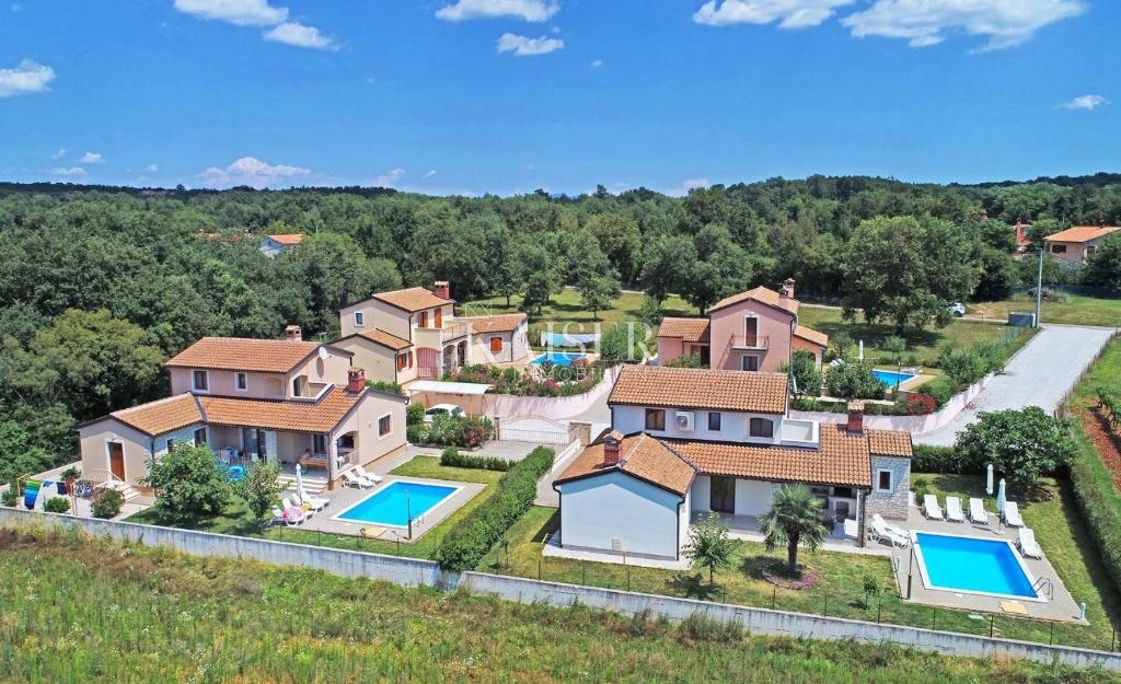 Istra, Sv. Lovreč, družinska hiša z bazenom