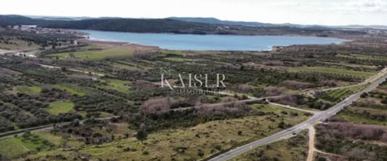 ŠIBENIK, DONJE POLJE – VEČJA ZAZIDLJIVA ZEMLJIŠČA S POGLEDOM NA MORJE