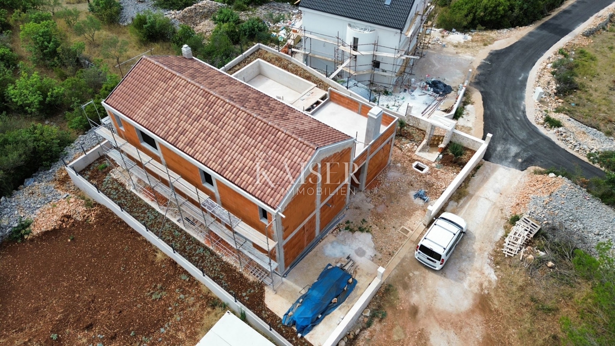 BILICE, ŠIBENIK – MODERNA DRUŽINSKA VILA Z BAZENOM V GRADBI