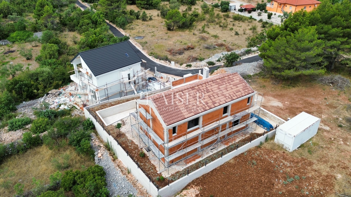 BILICE, ŠIBENIK – MODERNA DRUŽINSKA VILA Z BAZENOM V GRADBI