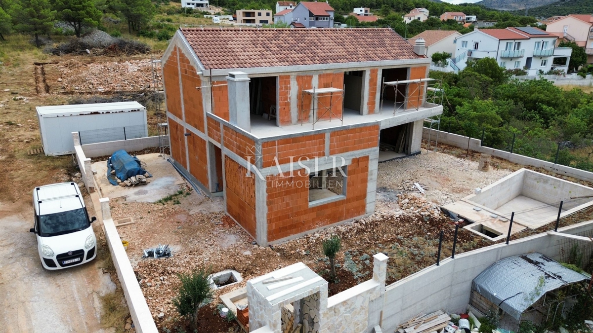 BILICE, ŠIBENIK – MODERNA DRUŽINSKA VILA Z BAZENOM V GRADBI