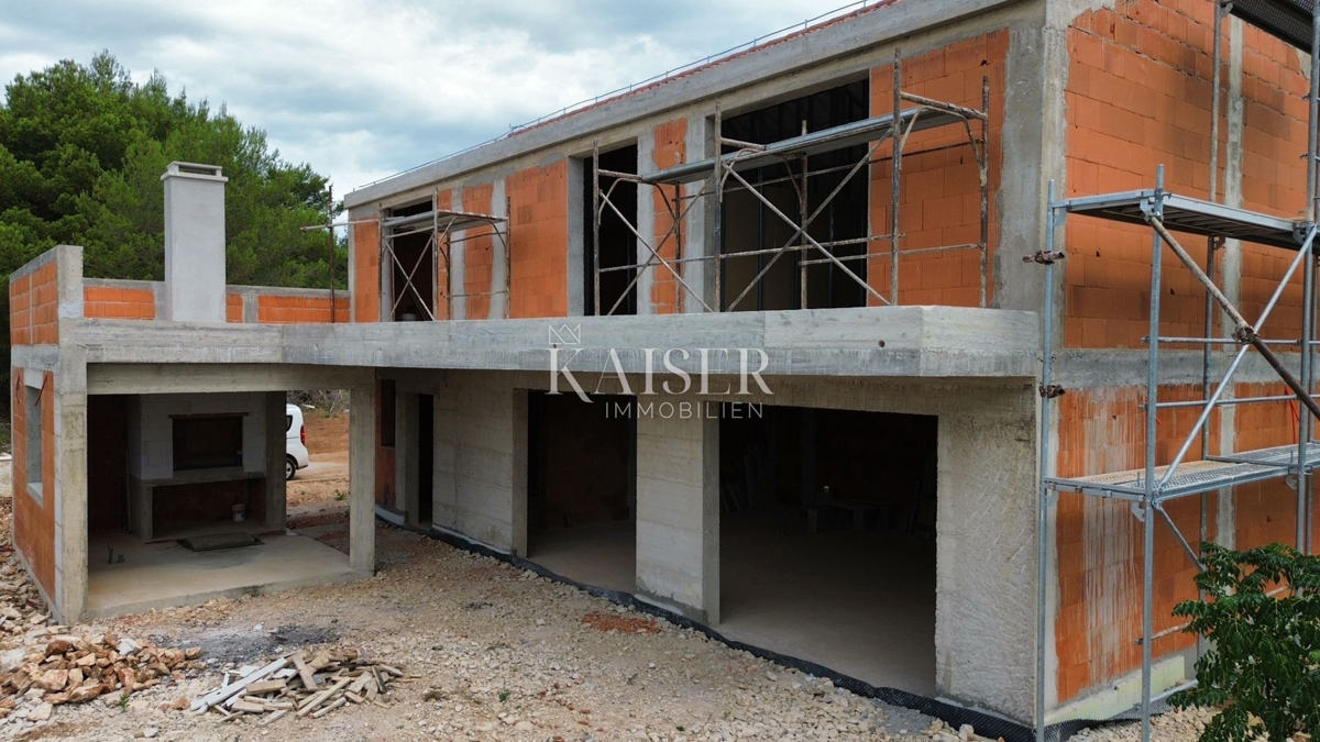 BILICE, ŠIBENIK – MODERNA DRUŽINSKA VILA Z BAZENOM V GRADBI