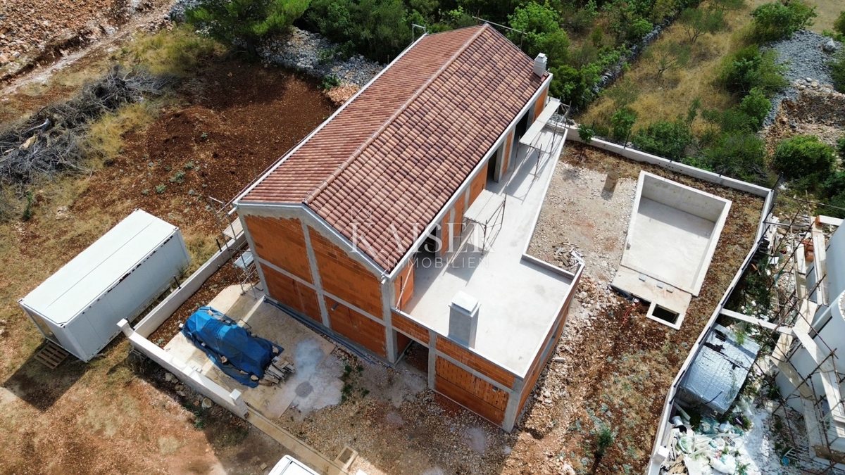 BILICE, ŠIBENIK – MODERNA DRUŽINSKA VILA Z BAZENOM V GRADBI