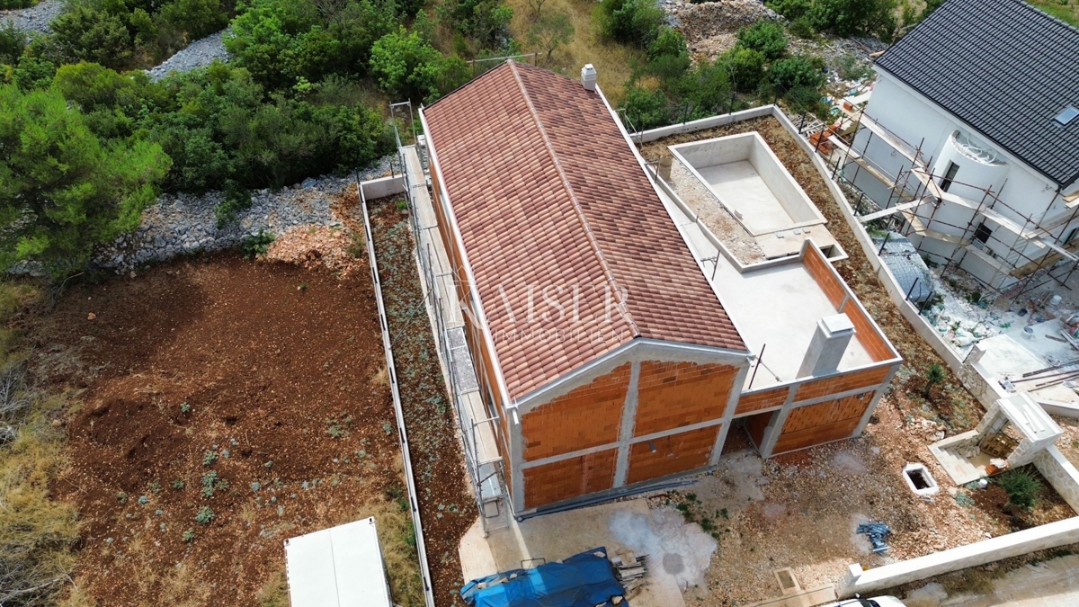 BILICE, ŠIBENIK – MODERNA DRUŽINSKA VILA Z BAZENOM V GRADBI