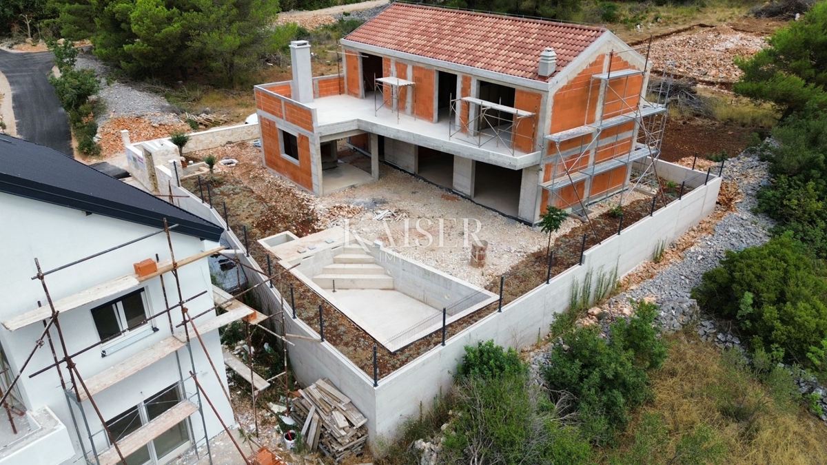 BILICE, ŠIBENIK – MODERNA DRUŽINSKA VILA Z BAZENOM V GRADBI