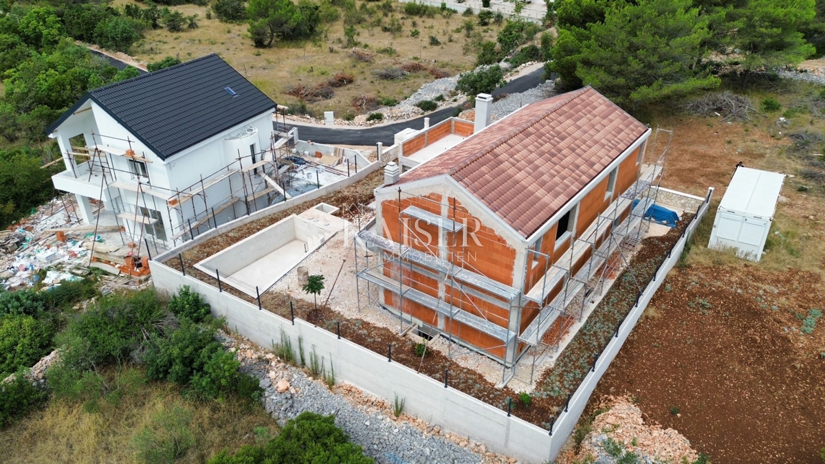 BILICE, ŠIBENIK – MODERNA DRUŽINSKA VILA Z BAZENOM V GRADBI