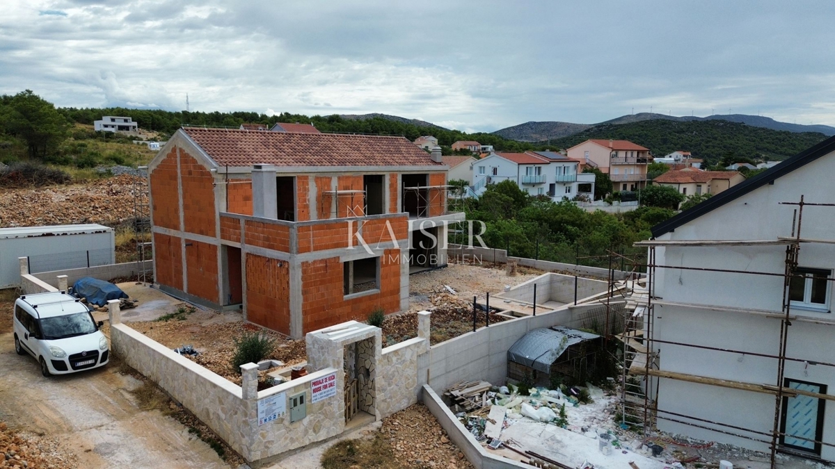 BILICE, ŠIBENIK – MODERNA DRUŽINSKA VILA Z BAZENOM V GRADBI