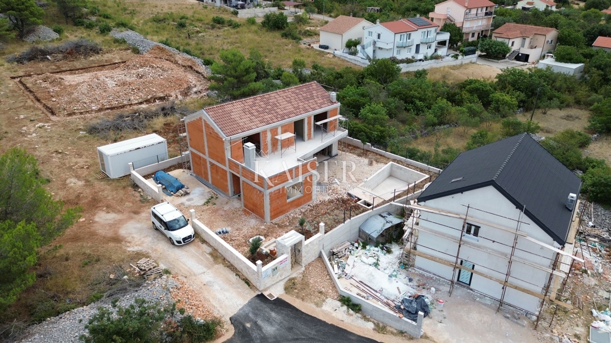 BILICE, ŠIBENIK – MODERNA DRUŽINSKA VILA Z BAZENOM V GRADBI