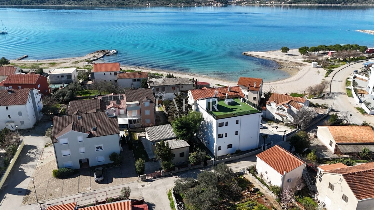 Srima, Vodice - Trisobno stanovanje s strešno teraso