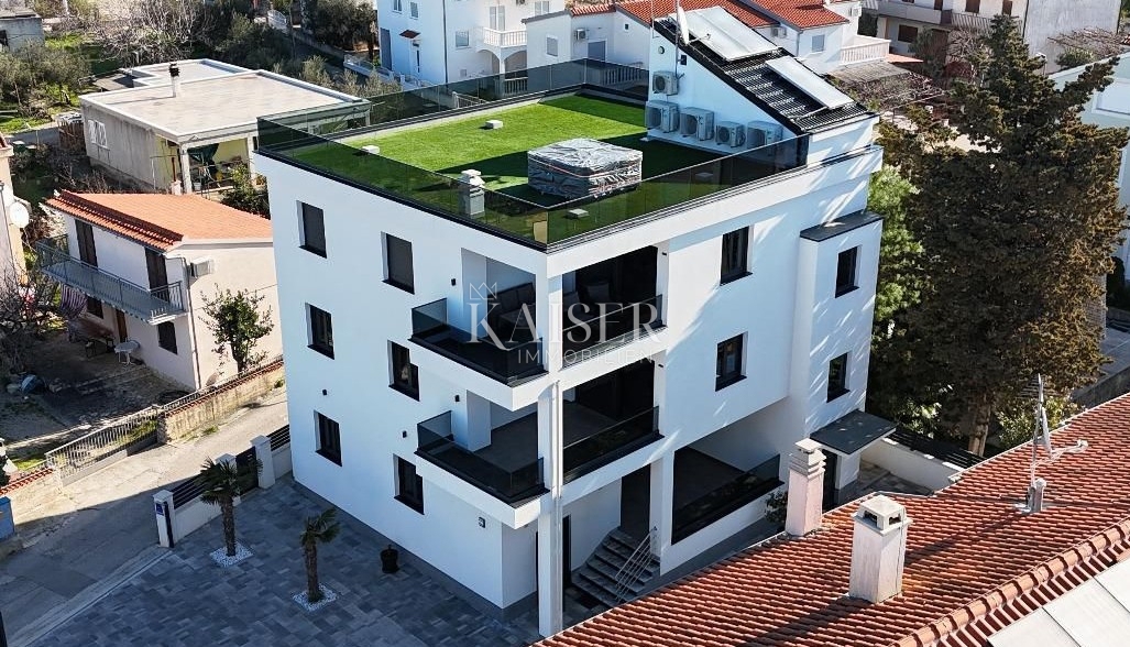 Srima, Vodice - Trisobno stanovanje s strešno teraso