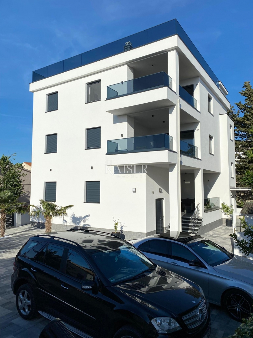 Srima, Vodice - Trisobno stanovanje s strešno teraso