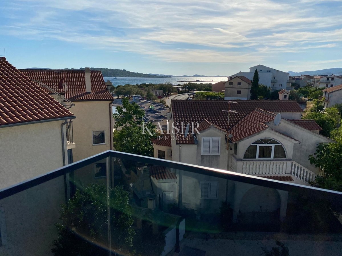 Srima, Vodice - Trisobno stanovanje s strešno teraso