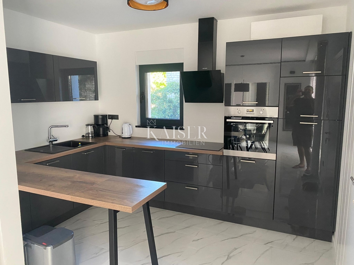 Srima, Vodice - Trisobno stanovanje s strešno teraso