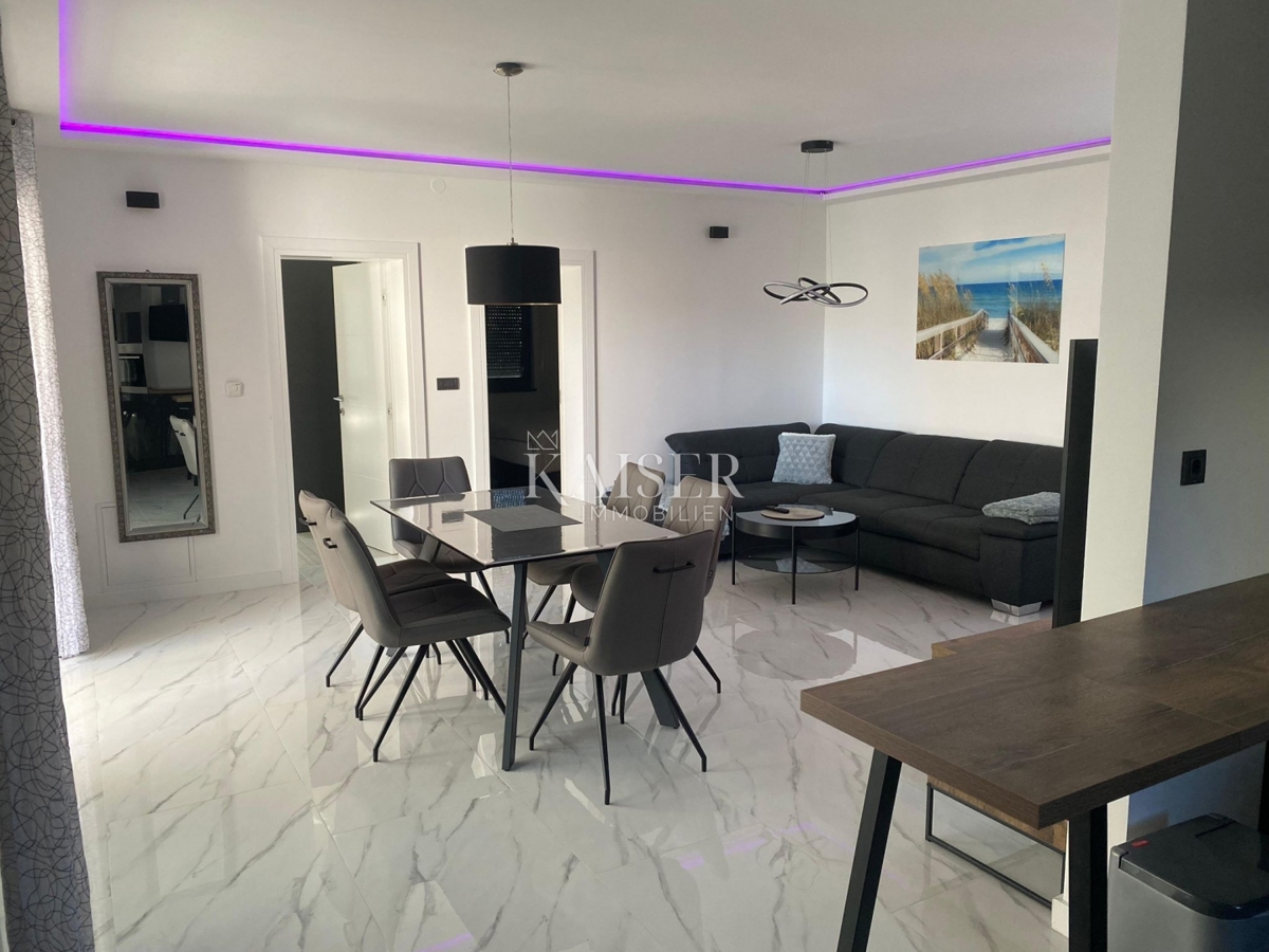 Srima, Vodice - Trisobno stanovanje s strešno teraso