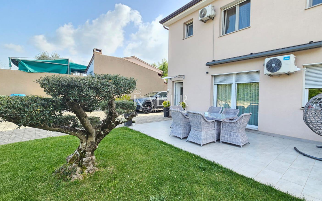 Istra - Poreč, dve moderni družinski hiši z apartmaji 