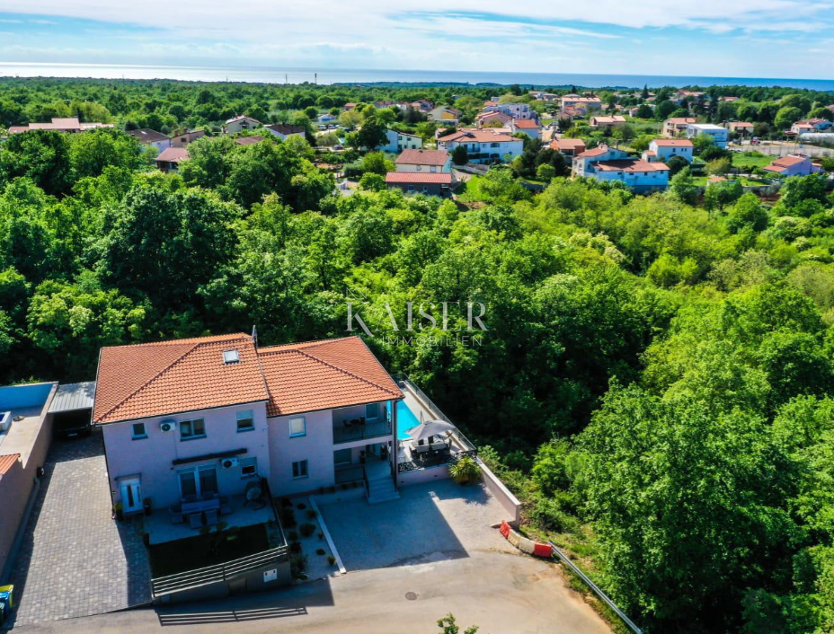 Istra - Poreč, dve moderni družinski hiši z apartmaji 