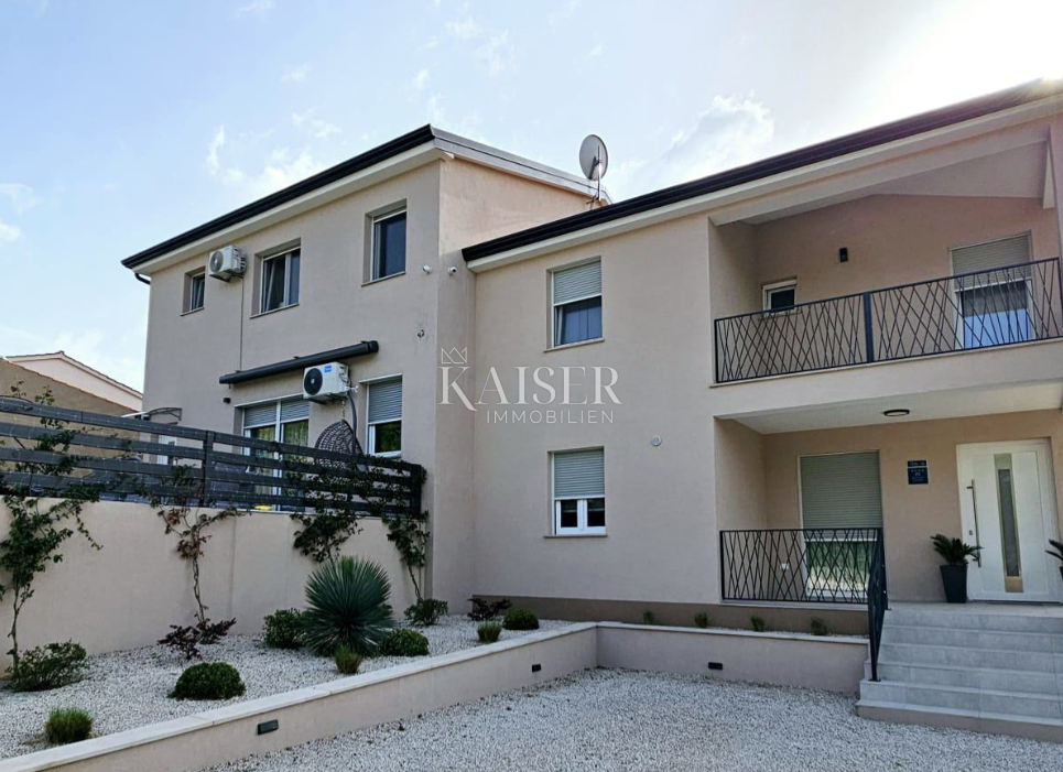 Istra - Poreč, dve moderni družinski hiši z apartmaji 