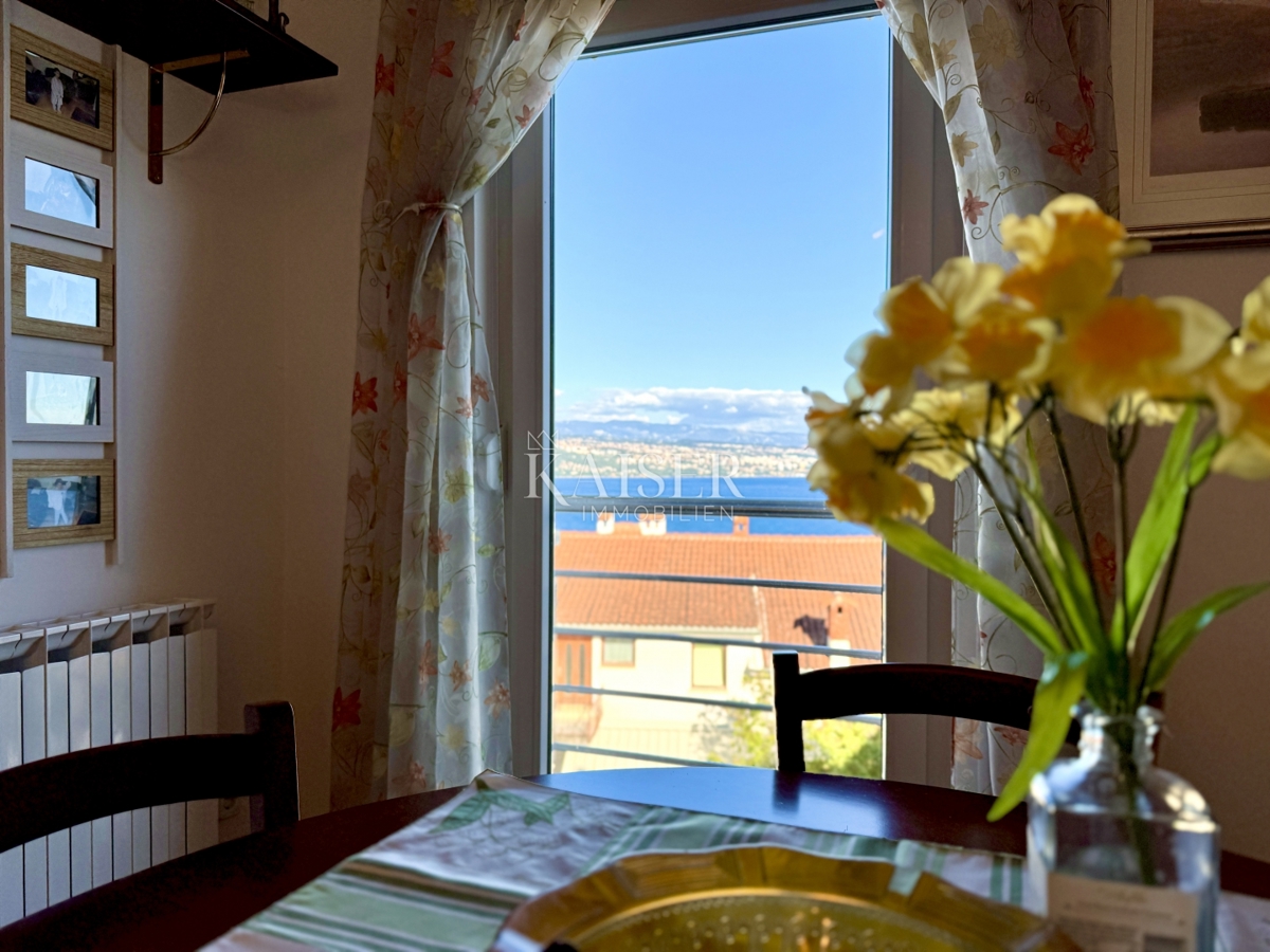 Opatija – Odlično 2-sobno stanovanje z 2 balkonoma, čudovitim razgledom in dvojno garažo