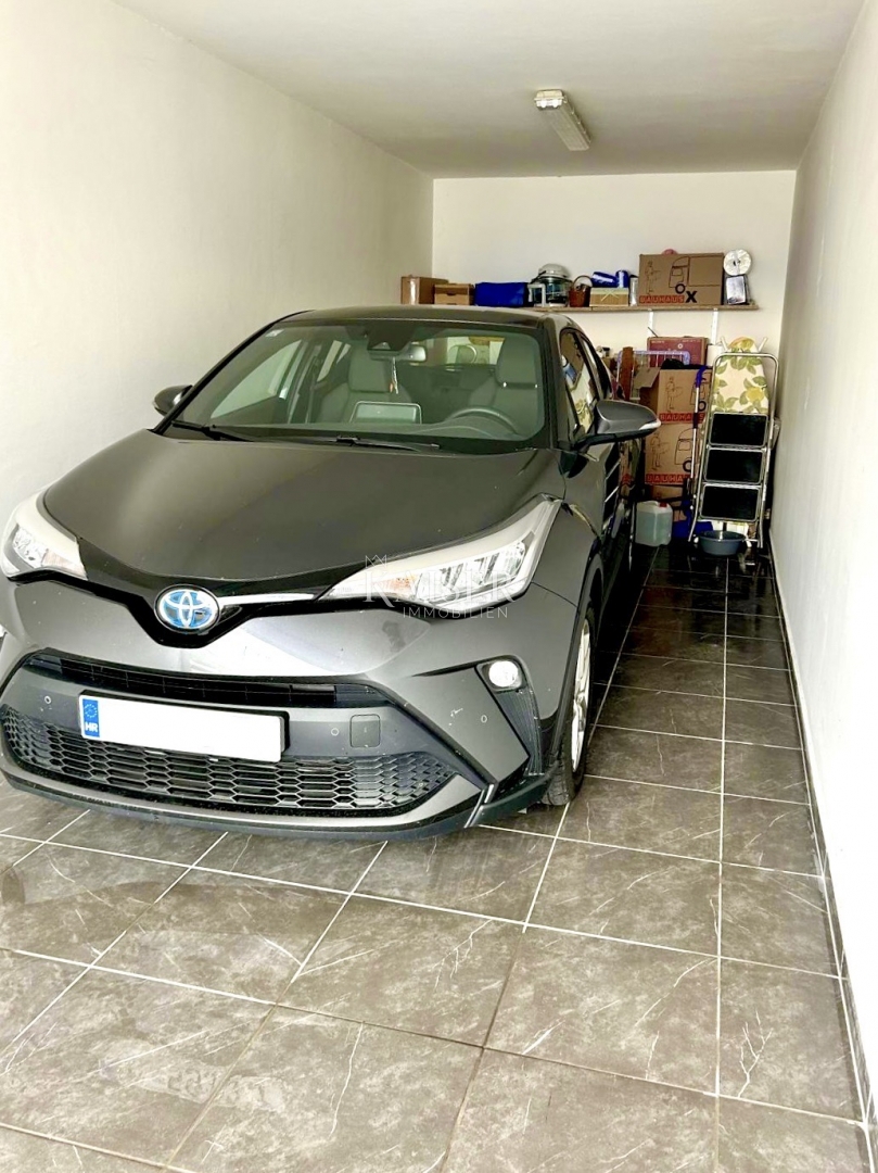 Opatija – Odlično 2-sobno stanovanje z 2 balkonoma, čudovitim razgledom in dvojno garažo