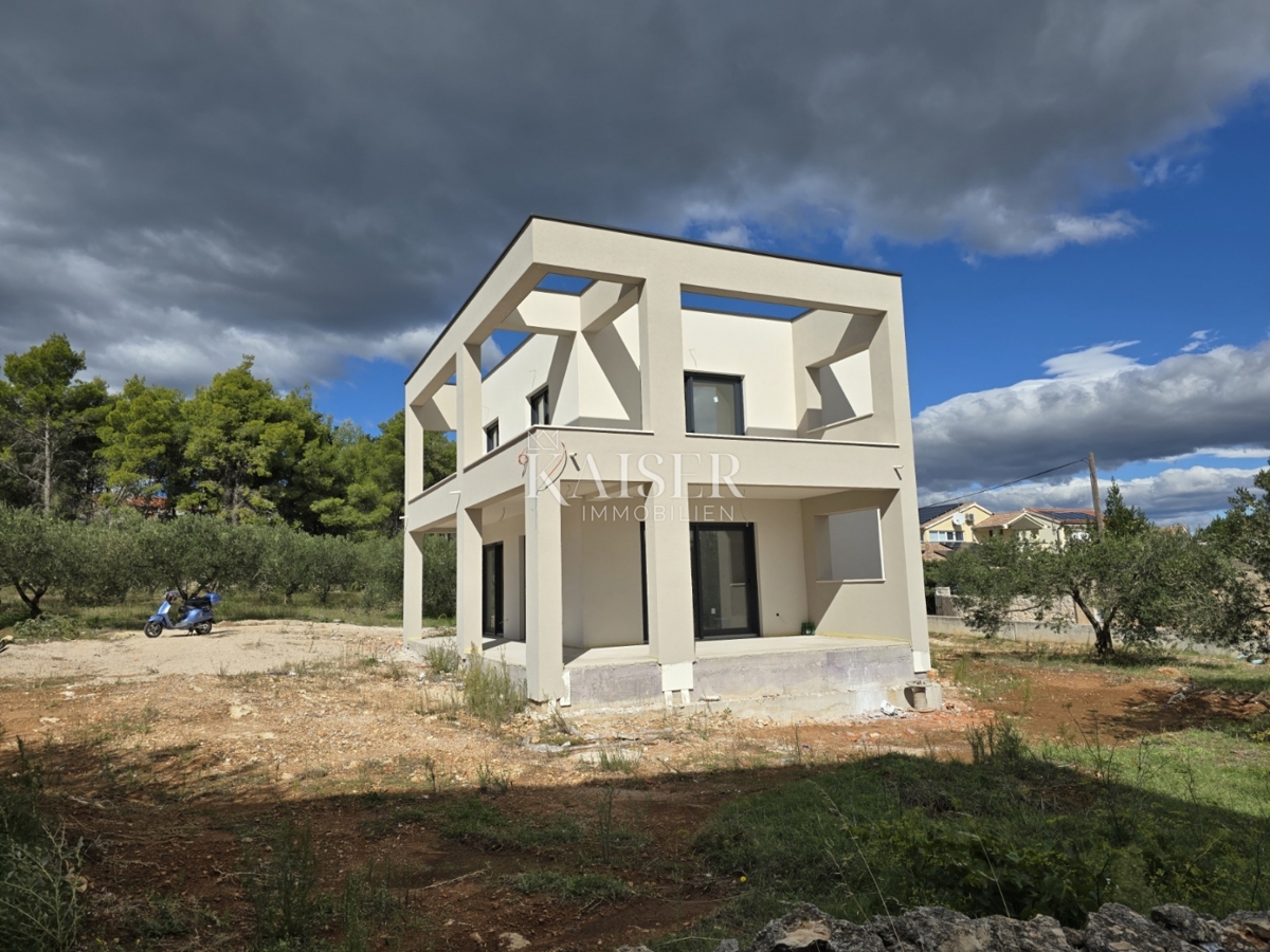 VODICE - LUKSUZNA VILA Z BAZENOM IN PROSTORNIMI TERASAMI