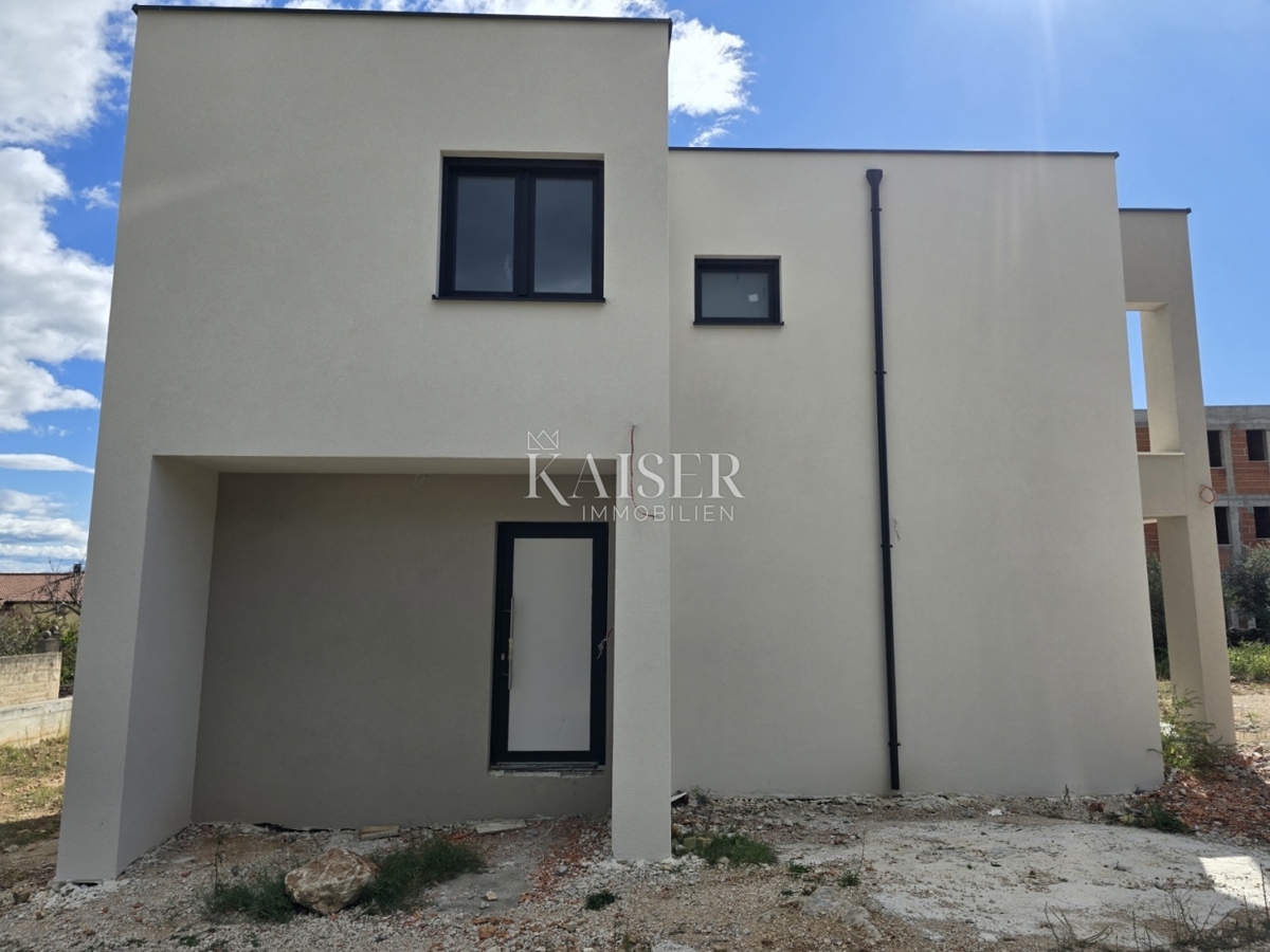 VODICE - LUKSUZNA VILA Z BAZENOM IN PROSTORNIMI TERASAMI