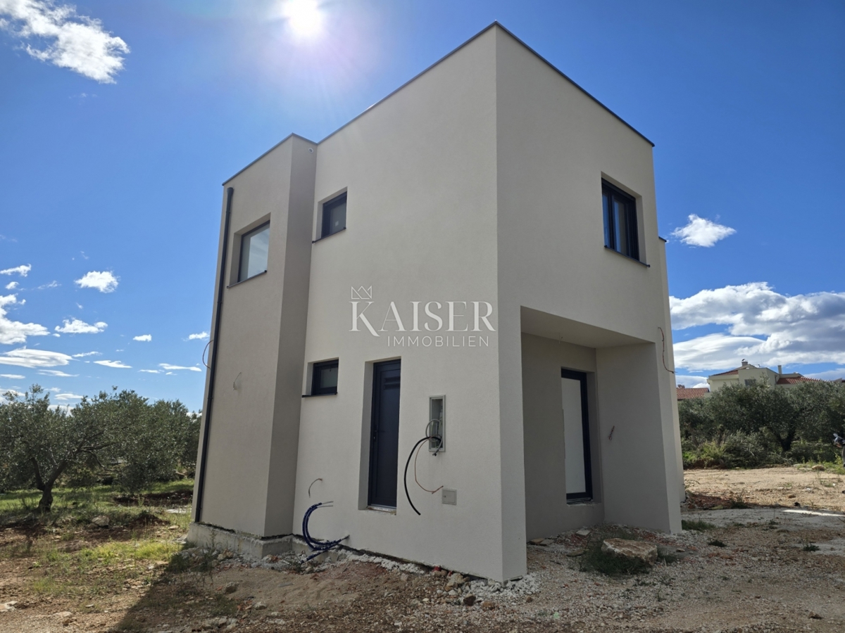 VODICE - LUKSUZNA VILA Z BAZENOM IN PROSTORNIMI TERASAMI