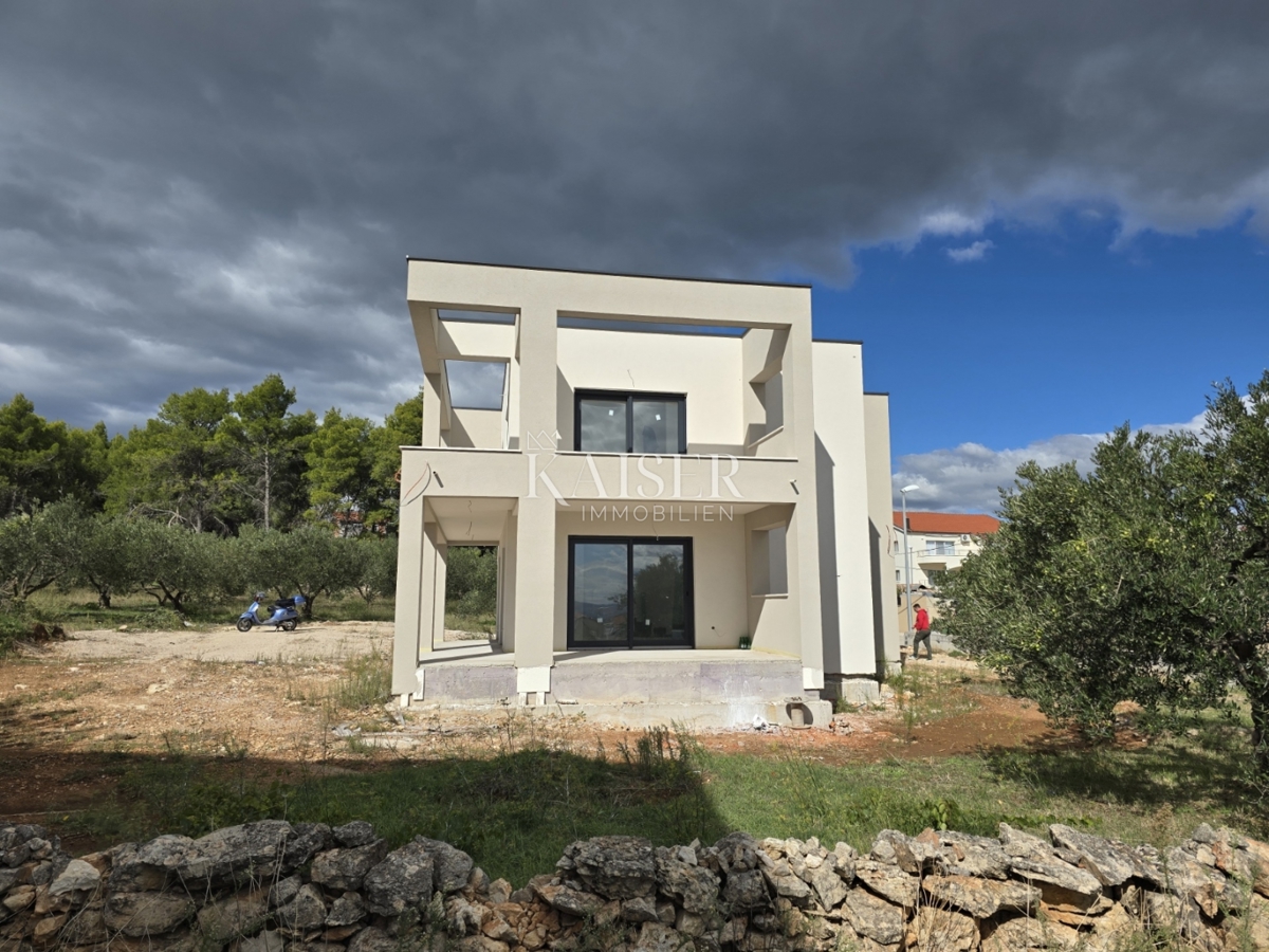 VODICE - LUKSUZNA VILA Z BAZENOM IN PROSTORNIMI TERASAMI