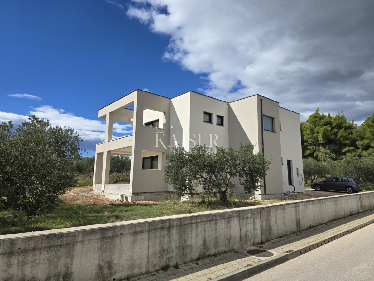 VODICE - LUKSUZNA VILA Z BAZENOM IN PROSTORNIMI TERASAMI
