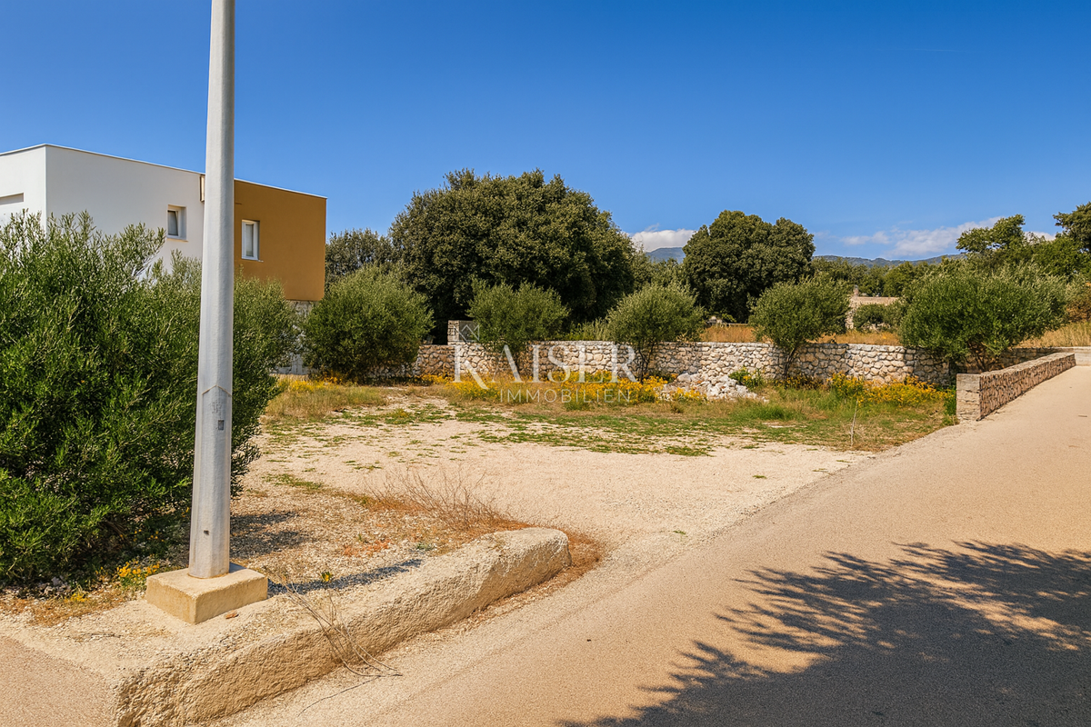 Pag, Mandre – gradbeno zemljišče 734 m², 600 m od morja