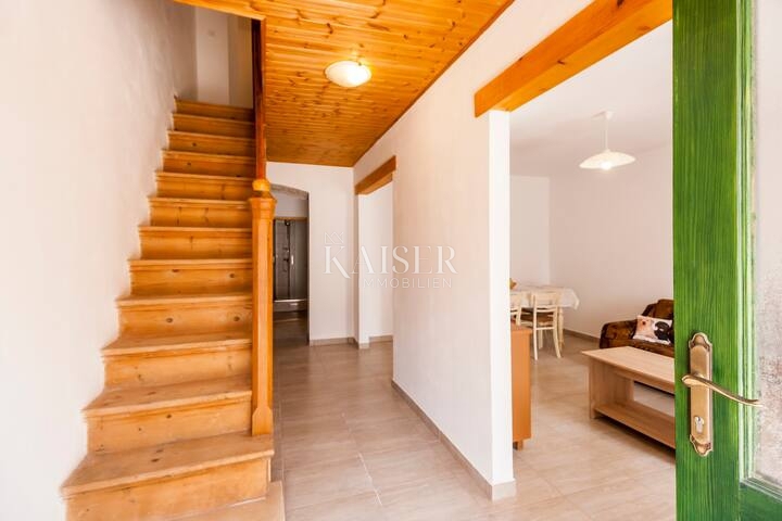 Istra, Marčana - prenovljena vrstna hiša s prostornim dvoriščem 