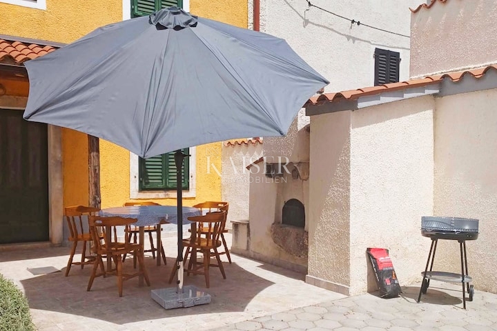 Istra, Marčana - prenovljena vrstna hiša s prostornim dvoriščem 