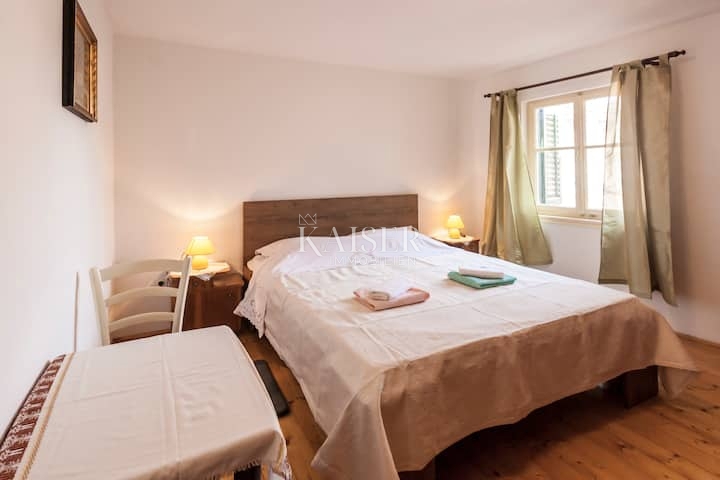 Istra, Marčana - prenovljena vrstna hiša s prostornim dvoriščem 