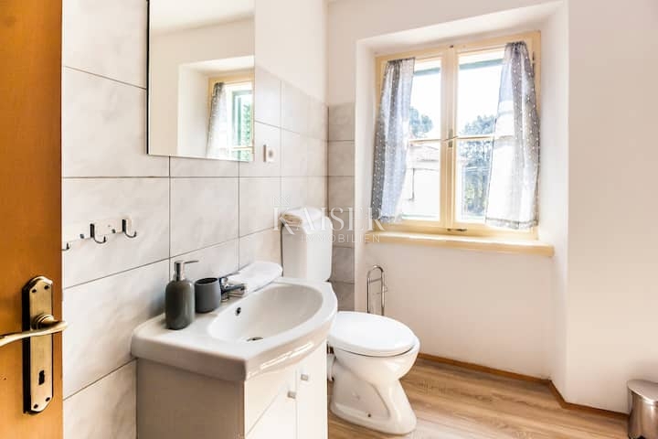 Istra, Marčana - prenovljena vrstna hiša s prostornim dvoriščem 