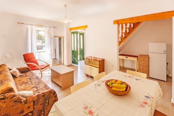 Istra, Marčana - prenovljena vrstna hiša s prostornim dvoriščem 