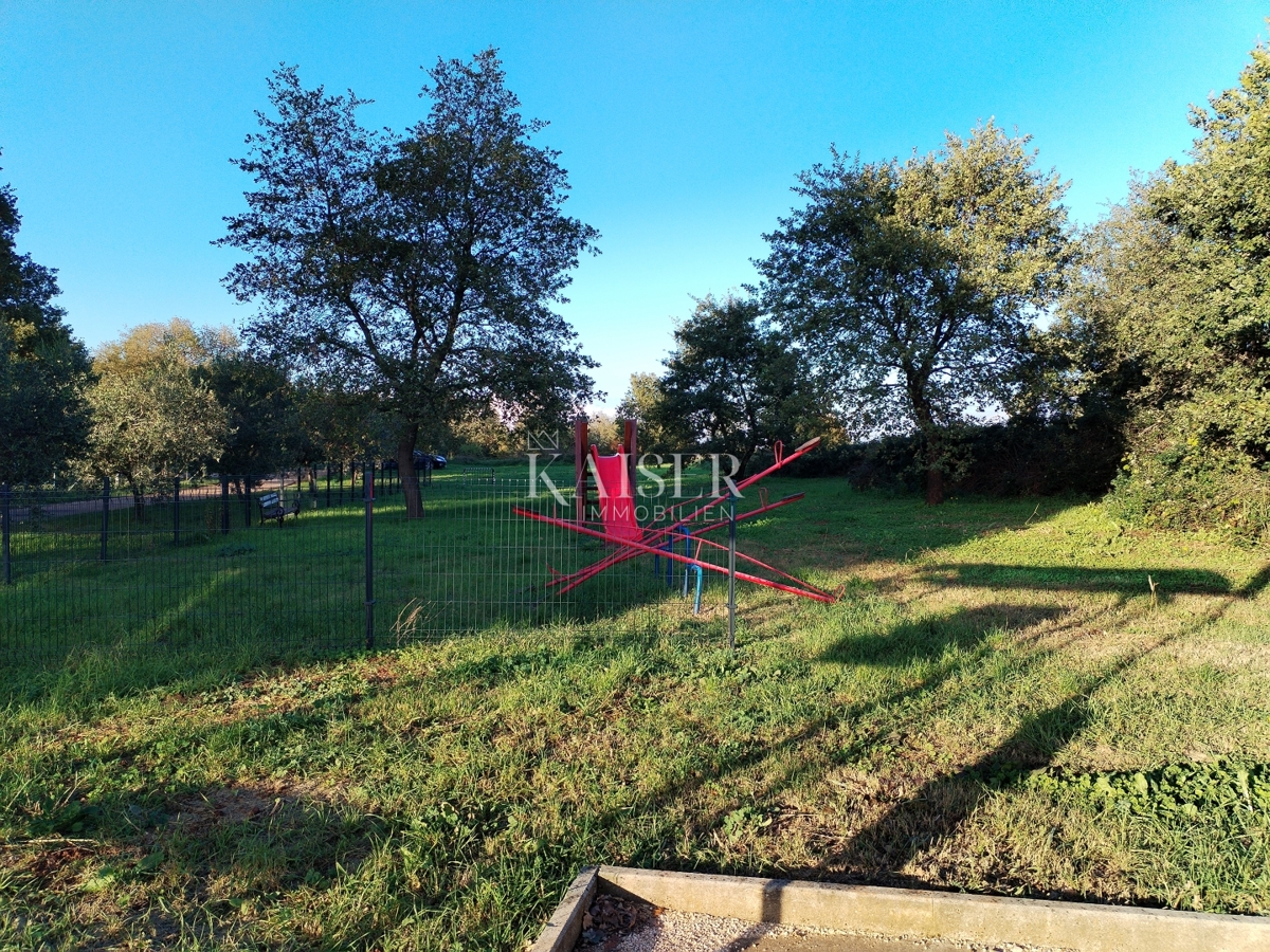 Istra, Novigrad, prodaja 2 apartmaja, vsak po 64 m2