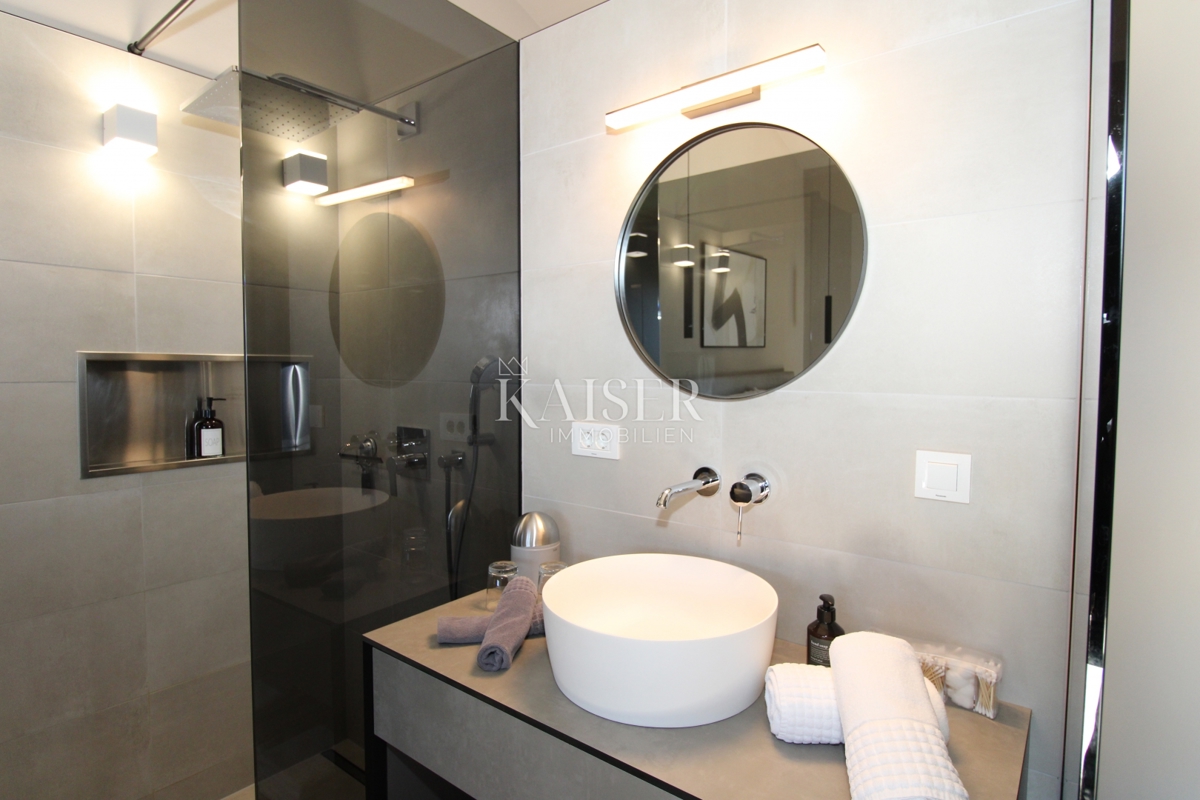 Istra - Poreč, luksuzna vila s pogledom na morje, bazenom in savno