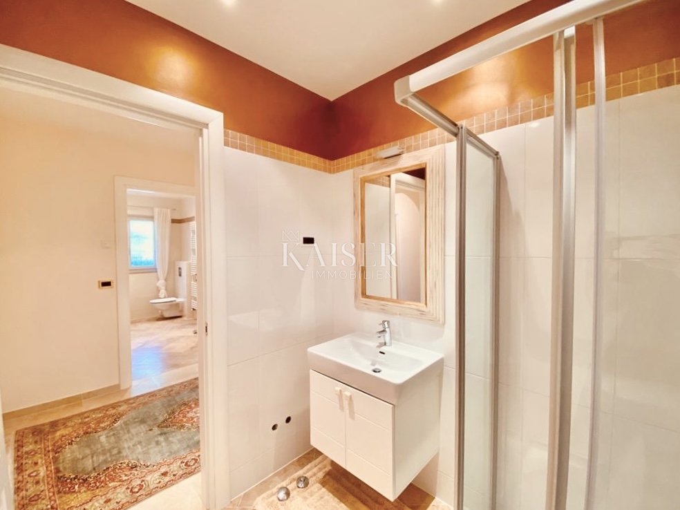 Opatija, Ičići – Nadstropje vile v beneškem slogu z veliko teraso in čudovitim pogledom na morje