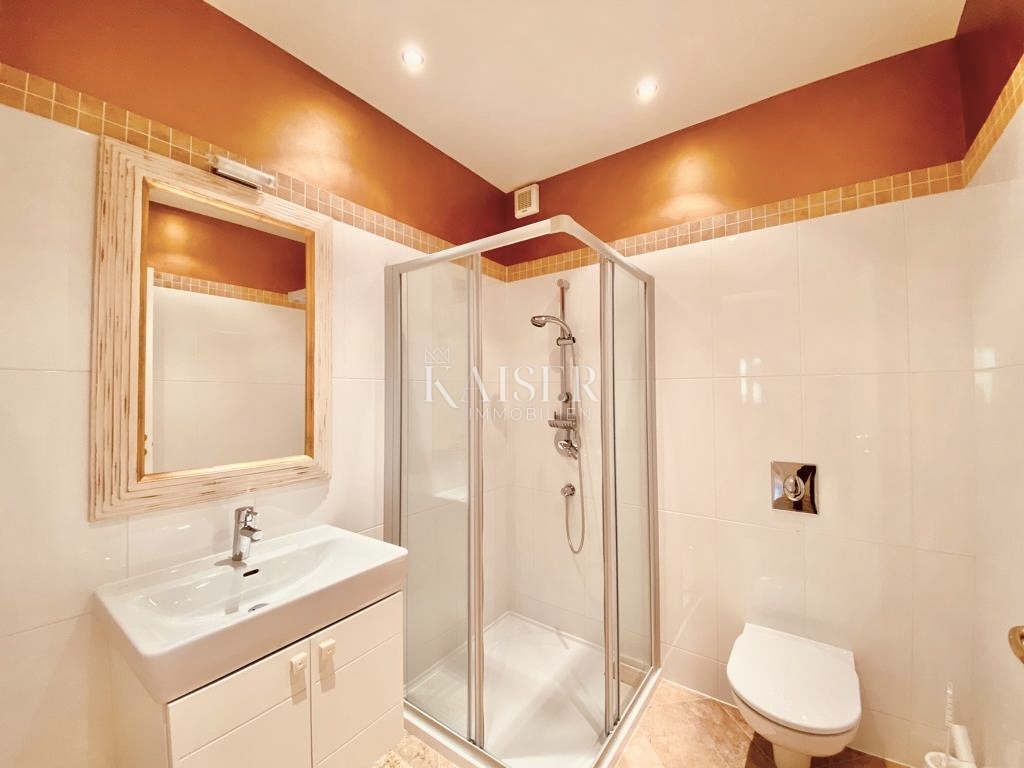 Opatija, Ičići – Nadstropje vile v beneškem slogu z veliko teraso in čudovitim pogledom na morje