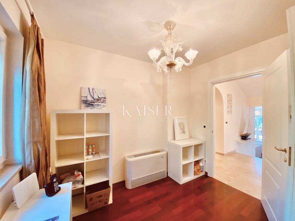 Opatija, Ičići – Nadstropje vile v beneškem slogu z veliko teraso in čudovitim pogledom na morje