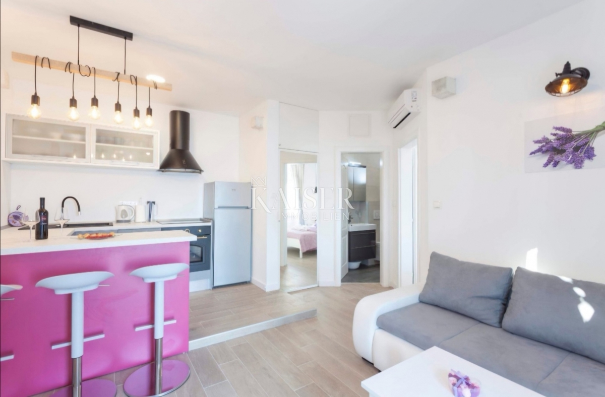 Živogošće Porat - Očarljiva kamnita hiša s tremi apartmaji, prva vrsta do morja