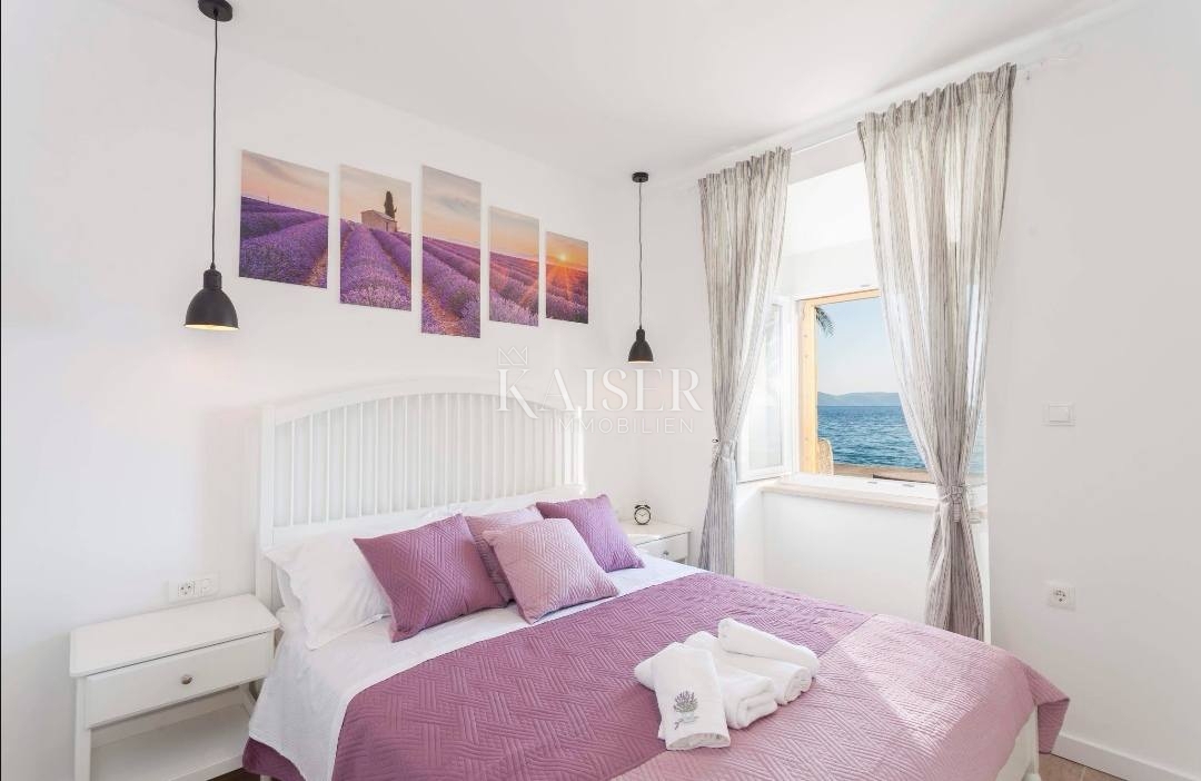 Živogošće Porat - Očarljiva kamnita hiša s tremi apartmaji, prva vrsta do morja