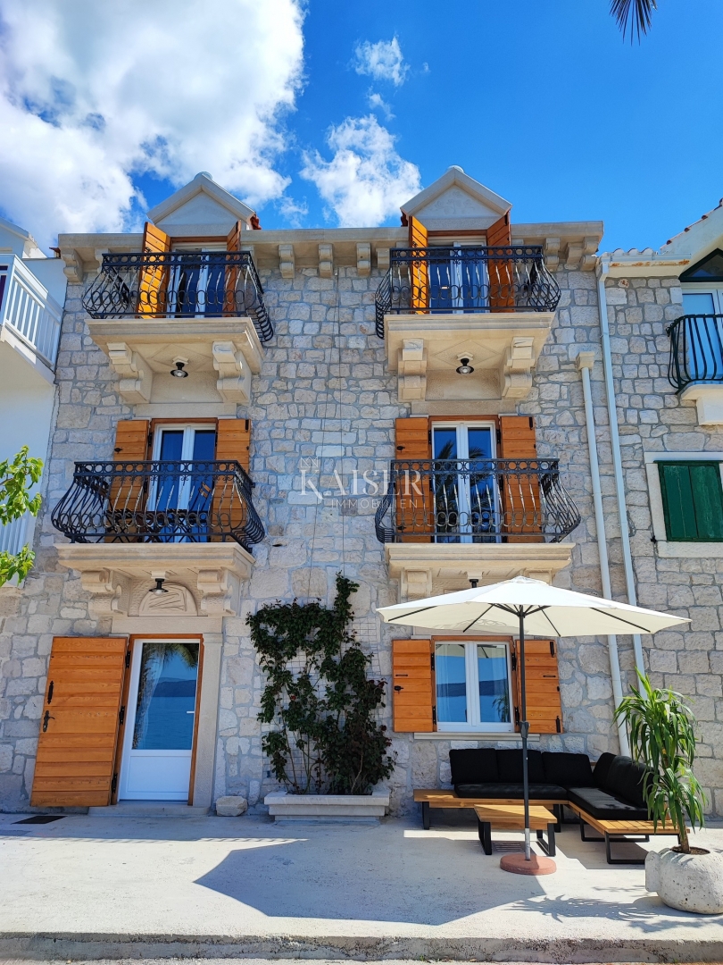 Živogošće Porat - Očarljiva kamnita hiša s tremi apartmaji, prva vrsta do morja