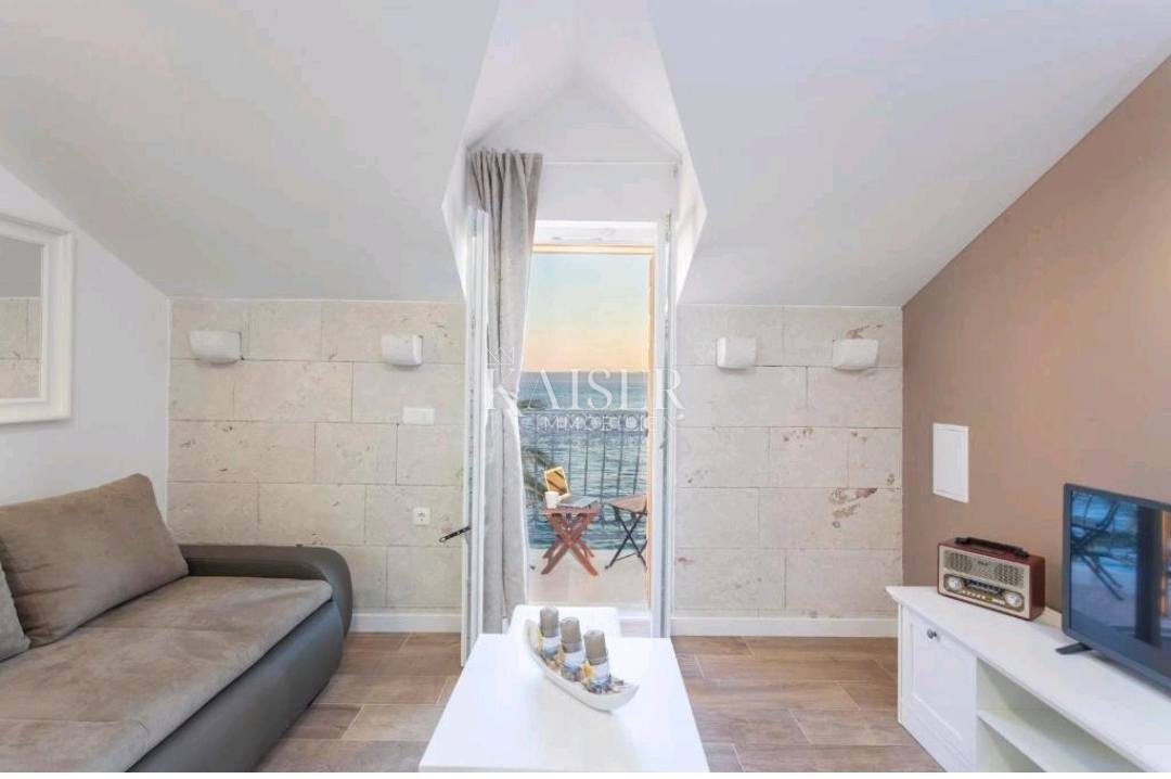 Živogošće Porat - Očarljiva kamnita hiša s tremi apartmaji, prva vrsta do morja