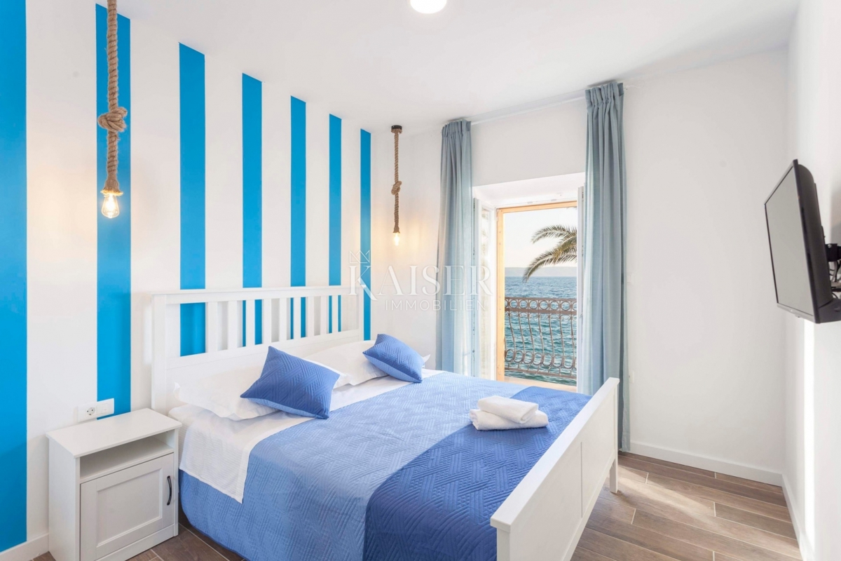 Živogošće Porat - Očarljiva kamnita hiša s tremi apartmaji, prva vrsta do morja