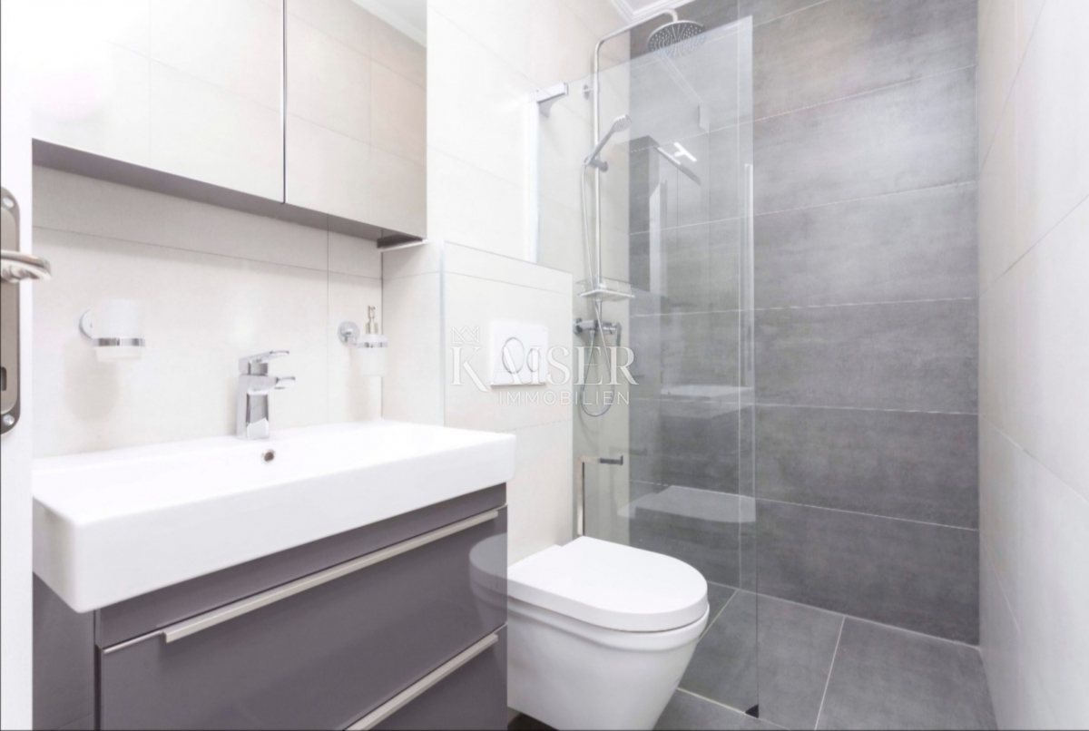 Živogošće Porat - Očarljiva kamnita hiša s tremi apartmaji, prva vrsta do morja