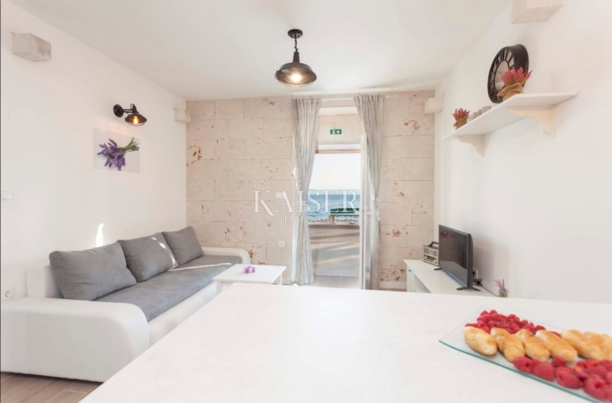 Živogošće Porat - Očarljiva kamnita hiša s tremi apartmaji, prva vrsta do morja