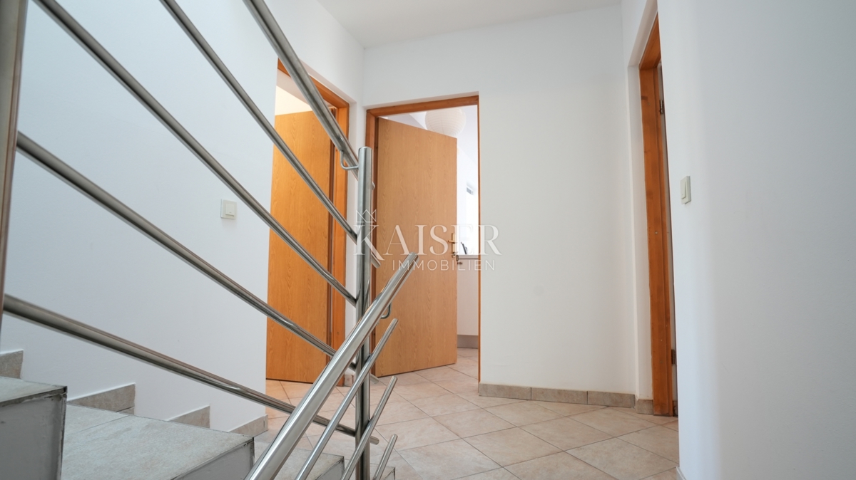 Šparadići, Šibenik - Apartmajska hiša s 5 enotami in potencialom, 100 m od morja